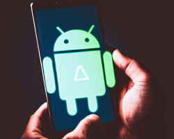 Android logotipo en un celular en la mano
